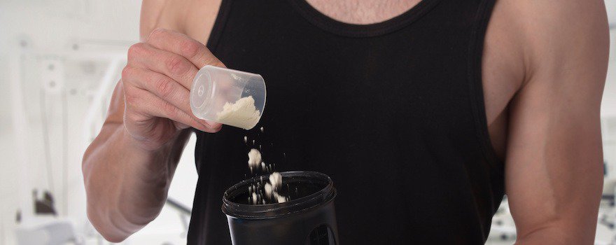 ¿Por qué algunos médicos desaconsejan la proteína whey y qué precauciones debes tener antes de comprarla?
